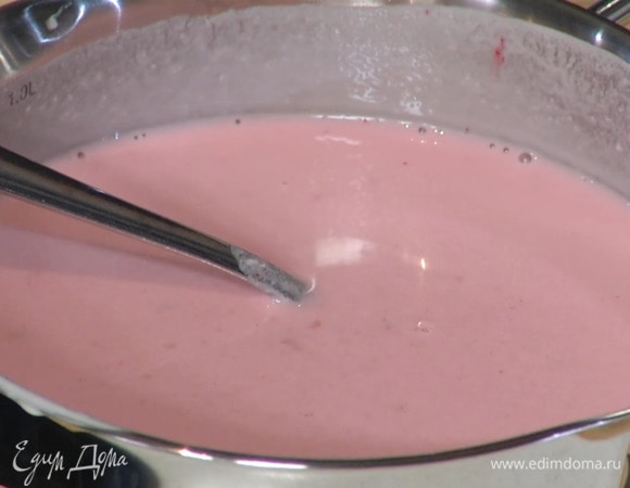 Сливки и молоко влить в кастрюлю и довести до кипения, затем снять с огня, добавить малиновый джем, всыпать краситель и размешать все до однородной консистенции.
