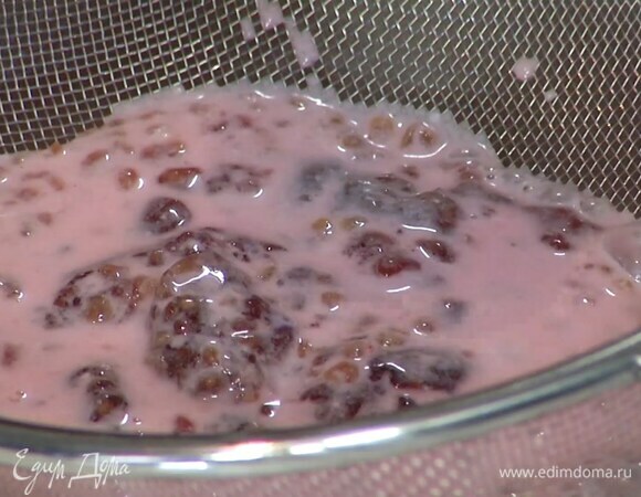 Добавить желатин и перемешивать до полного его растворения, затем процедить через мелкое сито.