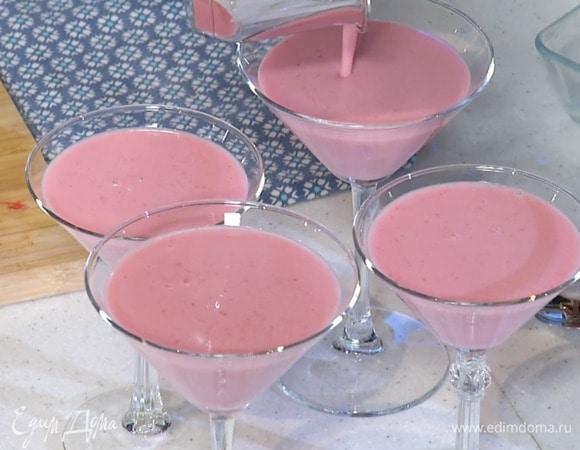 Разлить по стеклянным бокалам и отправить в холодильник на 2 часа.