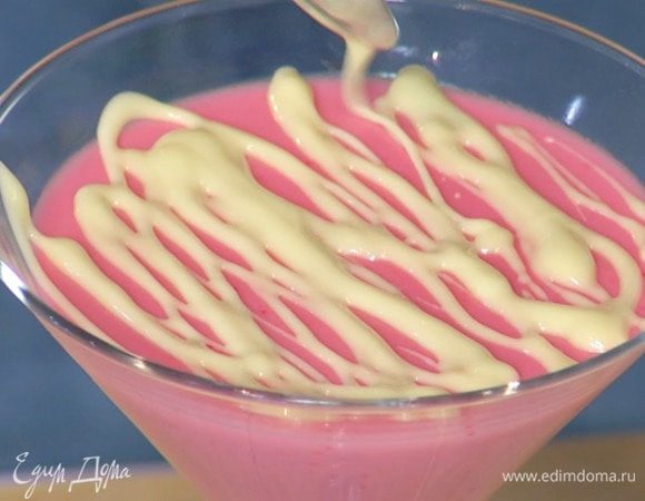 Белый шоколад растопить, слегка остудить и полить застывшую панна котту, сверху украсить свежей малиной.