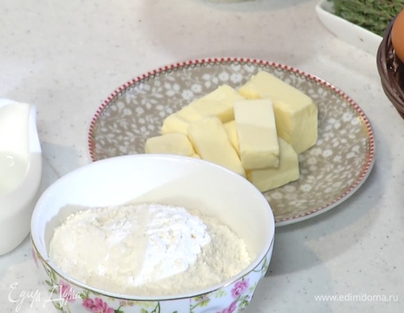 Предварительно охлажденное сливочное масло нарезать кусочками.