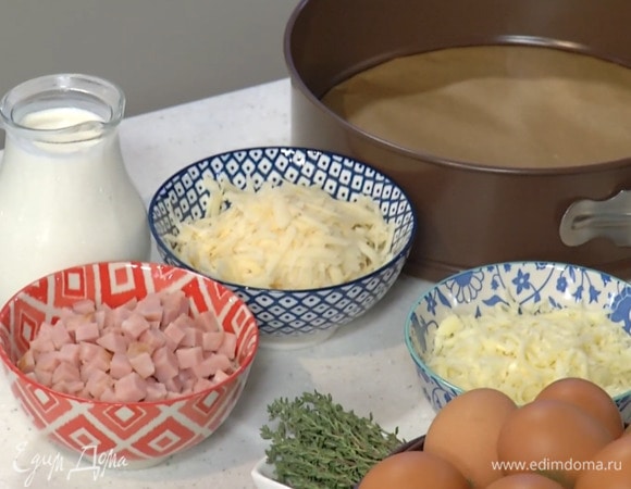 Весь сыр натереть на крупной терке.