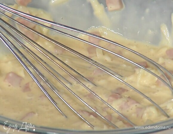 Приготовить начинку: в глубокую миску разбить яйца, влить сливки, добавить натертый сыр, ветчину и перемешать.