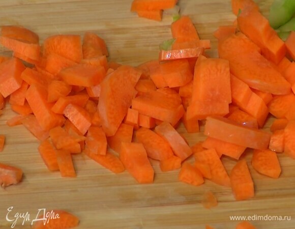 Морковь почистить и нарезать маленькими кубиками.