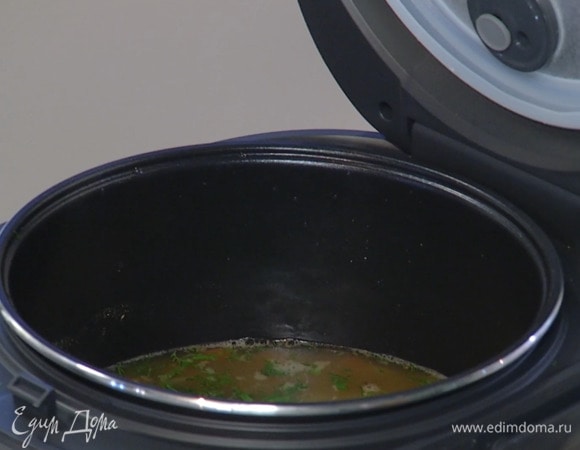 В чашу мультиварки всыпать горох, чечевицу, добавить сельдерей, морковь, порей, лавровые листья, тимьян, тмин, поперчить, влить куриный бульон и готовить на программе «Суп».