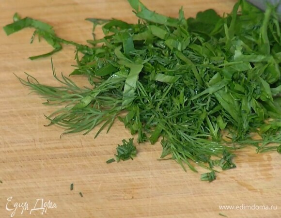 Петрушку и укроп мелко порубить.