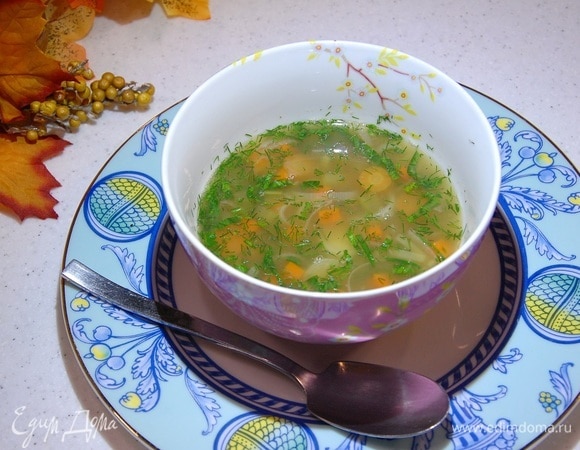 Вынуть из готового супа лавровые листья и добавить измельченную зелень.