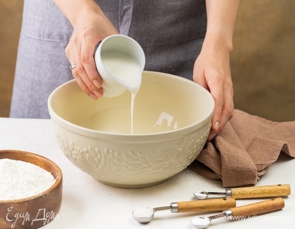 Соедините в одной миске кефир, соль, сахар и соду, хорошо перемешайте.