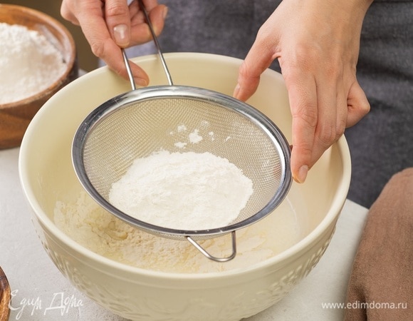 Просейте пшеничную муку, замесите тесто и скатайте шар.