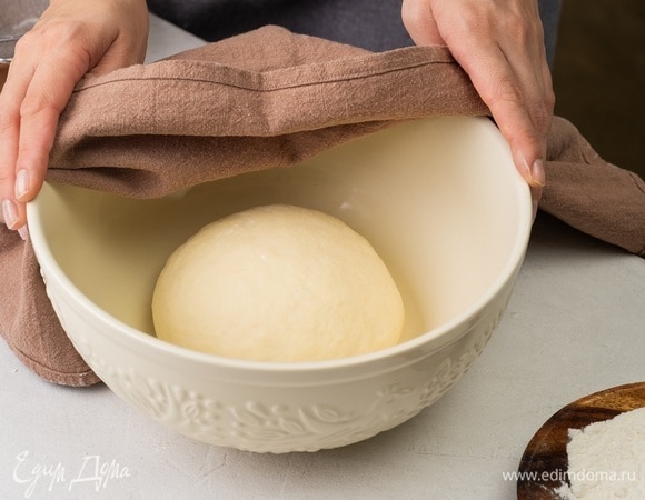 Накройте заготовку полотенцем и оставьте на 25–30 минут.