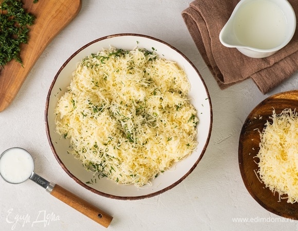 Натрите сыр на мелкой терке. Мелко порубите свежую зелень и смешайте с сыром. Посолите смесь по вкусу и добавьте 1–2 ложки кефира. Тщательно перемешайте начинку.