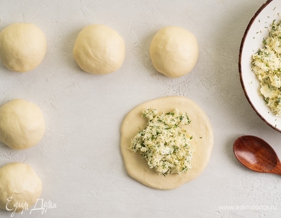 Разделите тесто на 6 частей и скатайте из них шарики. Раскатайте каждую часть и выложите в них 2–3 ст. л. начинки. Защипните края теста вокруг начинки. Переверните лепешку и придавите ее стаканом, чтобы она расплющилась.