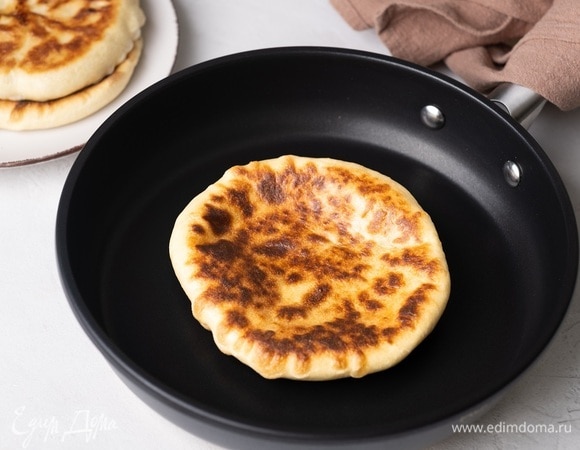 Разогрейте сковороду на среднем огне. Обжарьте лепешки по 3–4 минуты с каждой стороны на среднем огне с закрытой крышкой. Таким же образом обжарьте все лепешки.