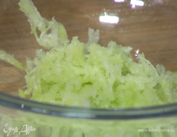 Редьку почистить и натереть на крупной терке.