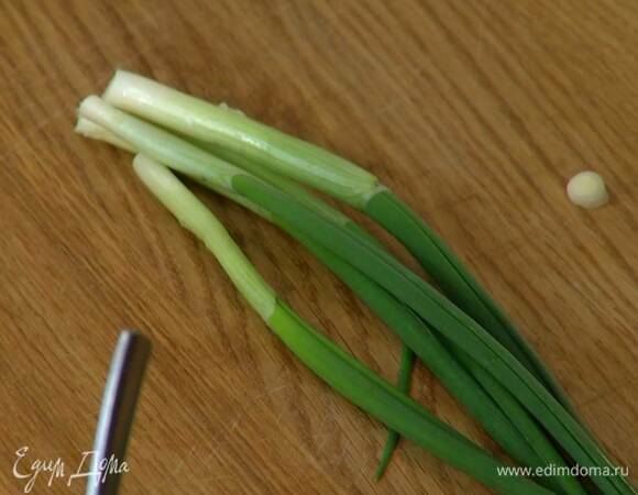 Светлую часть лука разрезать вдоль пополам, а зеленый стебель — на 3–4 части.