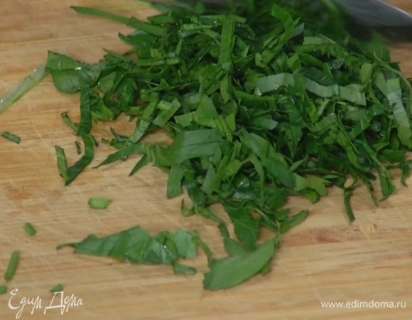 Петрушку мелко порубить.