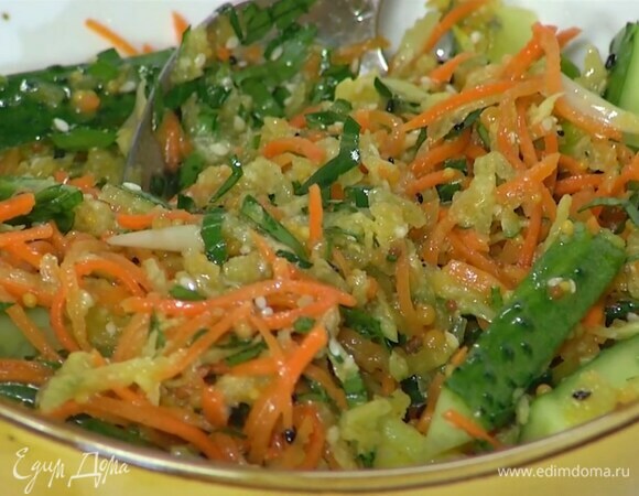 Нарезанную зелень добавить в салат, полить оливковым маслом, посыпать кунжутом, посолить и перемешать.