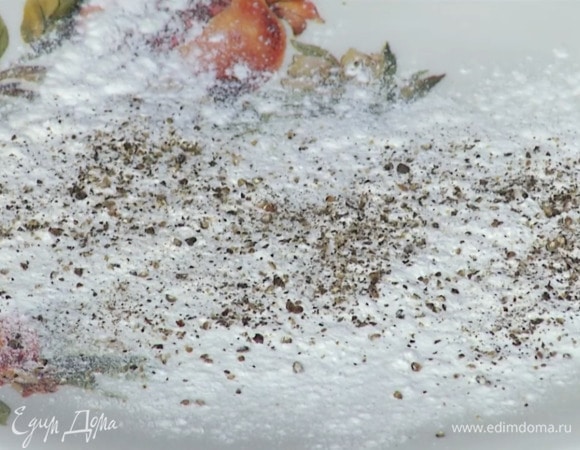 Муку высыпать на тарелку и перемешать с перцем и солью.