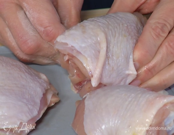 Каждое бедро проткнуть предварительно замоченными шпажками по краям, соединив их так, чтобы кожа была сверху и получилась натянутой.