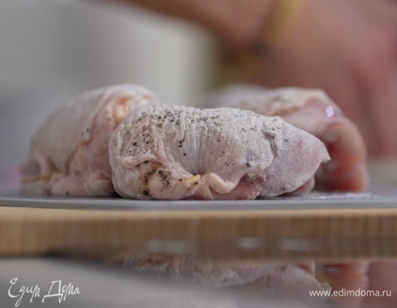 Обвалять бедра в муке с солью и перцем, излишки стряхнуть.