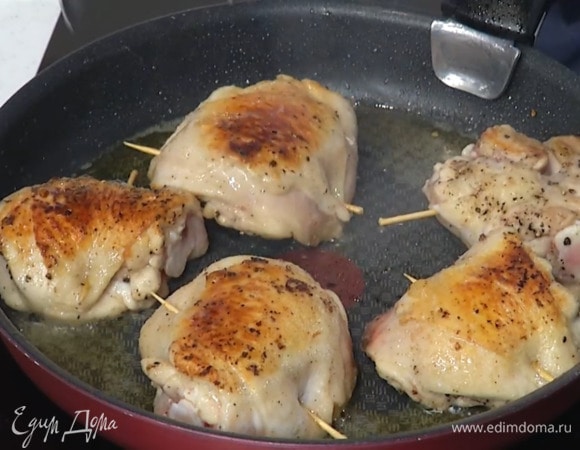 Разогреть в сковороде растительное и сливочное масло и обжарить курицу со всех сторон до появления золотистой корочки.