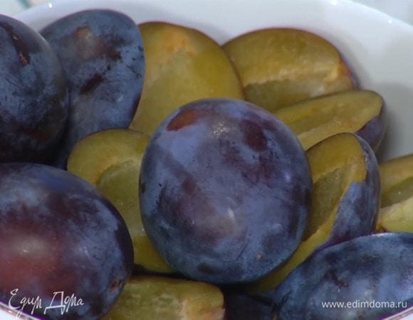 Сливы разрезать пополам и, удалив косточки, выложить в небольшой глубокий противень, выстеленный бумагой для выпечки.