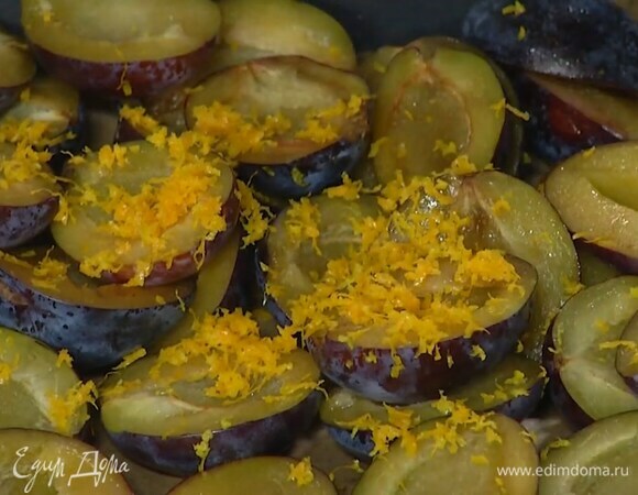 Цедру апельсина натереть на мелкой терке и посыпать сливы, затем полить их выжатым из апельсина соком и ванильным экстрактом, посыпать сахаром и запекать в разогретой духовке 20 минут.