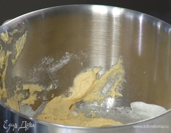 Приготовить тесто: в чашу комбайна всыпать сахар, добавить предварительно размягченное сливочное масло и вымешать, добавить яйцо и еще раз вымешать. Пшеничную муку перемешать с разрыхлителем и солью, добавить в чашу комбайна 1 ст. ложку смеси и перемешать, ввести второе яйцо, всыпать оставшуюся муку с солью и миндальную муку, вымешать тесто.