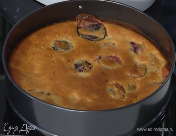 Выпекать пирог в разогретой духовке 35–40 минут.