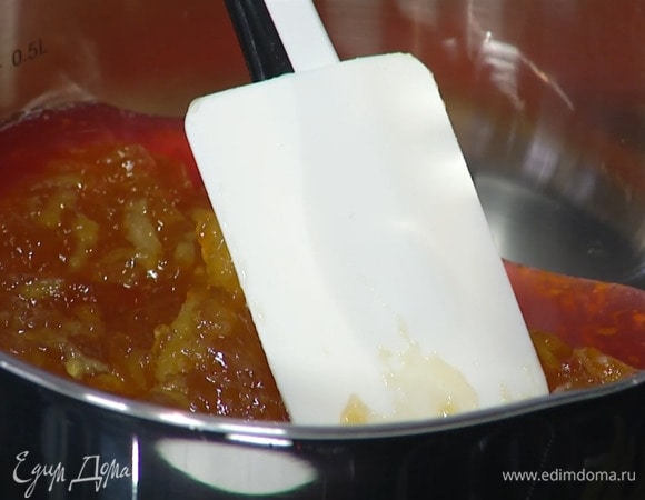 В небольшую кастрюлю перелить сироп из формы, добавить апельсиновый джем и прогревать, пока масса не станет жидкой и однородной.