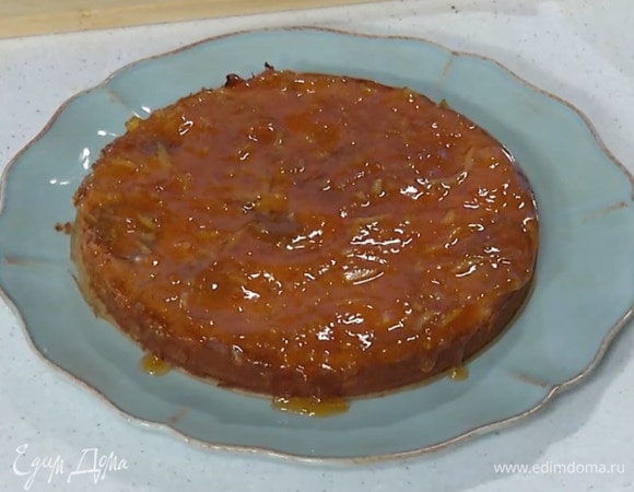 Готовый пирог слегка остудить, затем вынуть из формы и полить горячим сиропом с джемом.