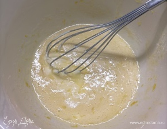 Яйцо взбить венчиком с сахаром и ванильным сахаром со вкусом мяты (можно и листочки свежей мяты измельчить блендером), добавить цедру лимона и лимонный сок.