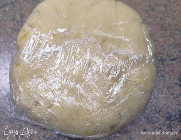 Муку смешать с разрыхлителем, частями добавить в масляно-яичную смесь. Тщательно перемешать. Завернуть в пищевую пленку. Убрать в морозилку на 30 минут.