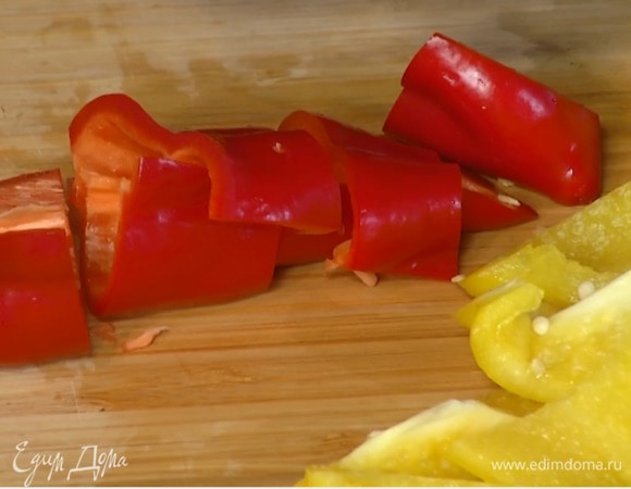 Сладкий перец, удалив плодоножку с семенами, нарезать полосками.