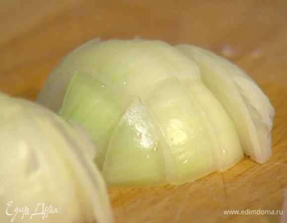 Лук и чеснок почистить и крупно нарезать.