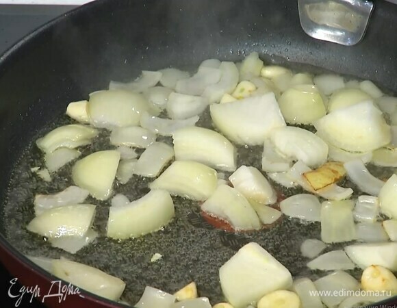 Разогреть в сковороде оливковое масло и обжарить лук и чеснок.