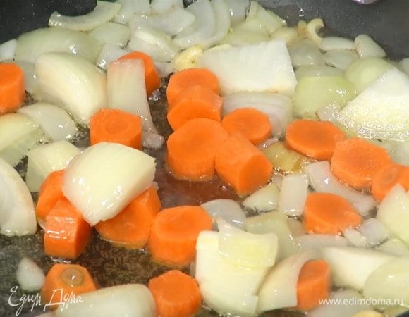 Морковь почистить, нарезать крупными кусочками и добавить в сковороду, все слегка посолить и обжарить.