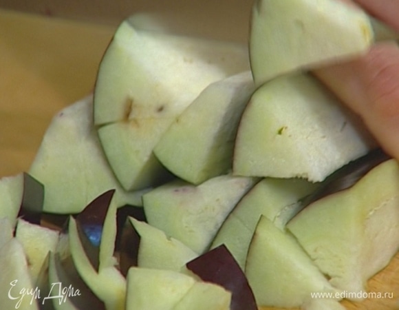 Баклажан крупно порезать.