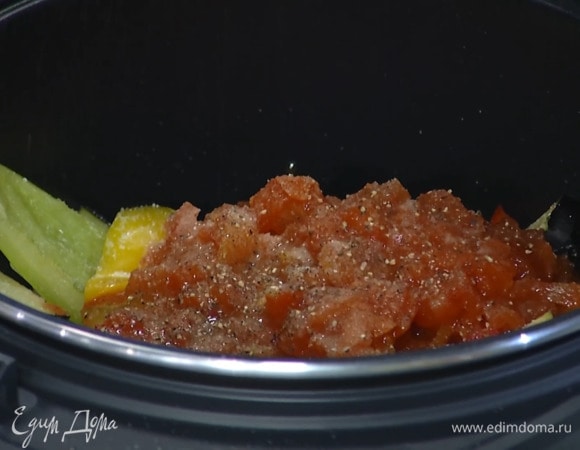 Морковь, лук и чеснок вместе с маслом переложить в чашу мультиварки, добавить сладкий перец, баклажаны, помидоры вместе с соком, все посолить, поперчить, посыпать сахаром и готовить на нужной программе.