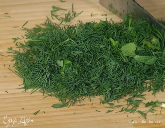 Укроп и базилик мелко порубить.