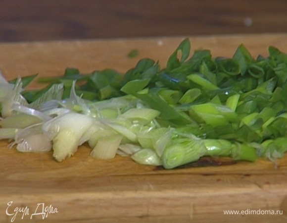 Зеленый лук тонко порезать наискосок.