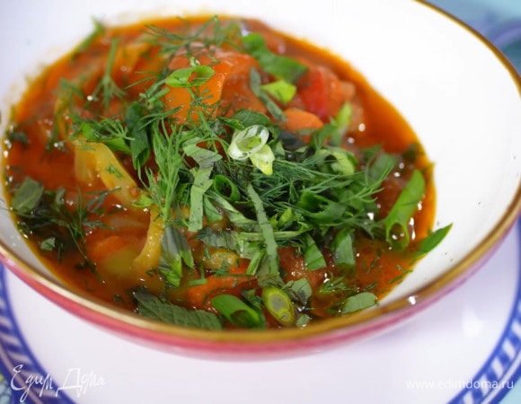 Подавать лечо, посыпав рубленой зеленью.