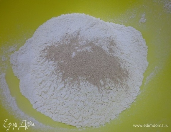 Муку смешиваем с дрожжами, сахаром и солью.