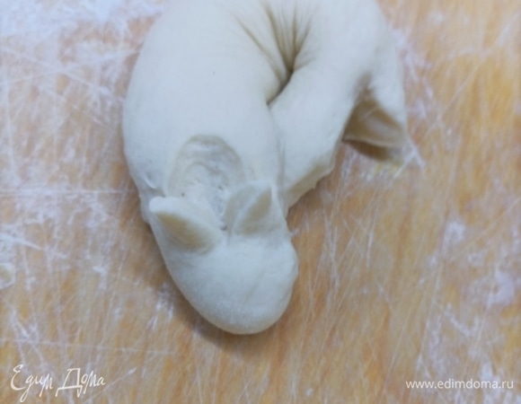 С помощью ножниц вырезаем хвост и ушки будущих котиков.