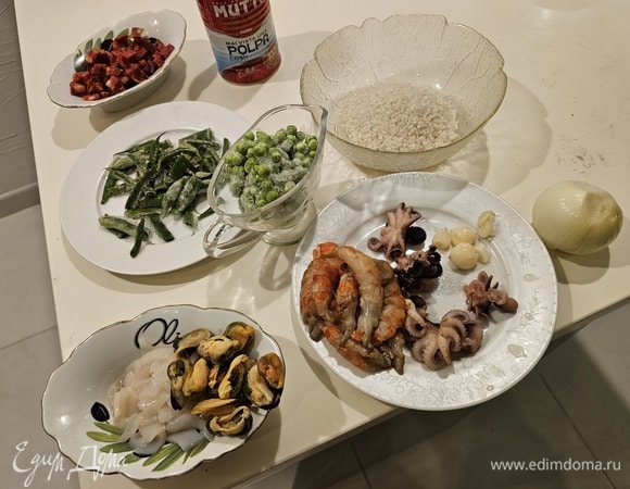 Ставим отвариваться осьминогов. Можно добавить к ним рыбные кости, так как нам понадобятся и сами осьминоги, и бульон. Осьминогов варим от 25 минут до 1 часа — это зависит от их размера. 