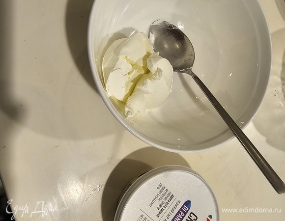 Пока перец запекается, вяленые томаты нарезать мелко, смешать с творожным сыром и столовой ложкой масла от вяленых томатов. Размешать все до однородного состояния, добавить соль и крупномолотый черный перец. Попробовать на вкус и скорректировать пропорции, если необходимо.