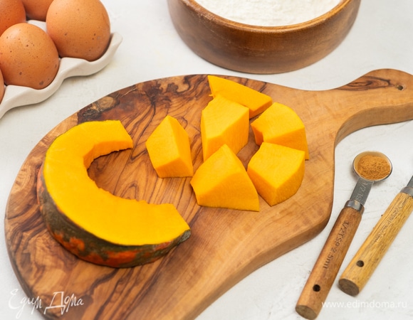 Вымойте и обсушите тыкву. Нарежьте кубиками и очистите от кожуры.
