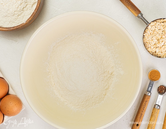 В одной миске смешайте сухие ингредиенты: муку, соду и соль. Перемешайте смесь.