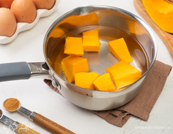 В сотейник положите тыкву и залейте ее водой. Отварите на среднем огне 20 минут до мягкости.