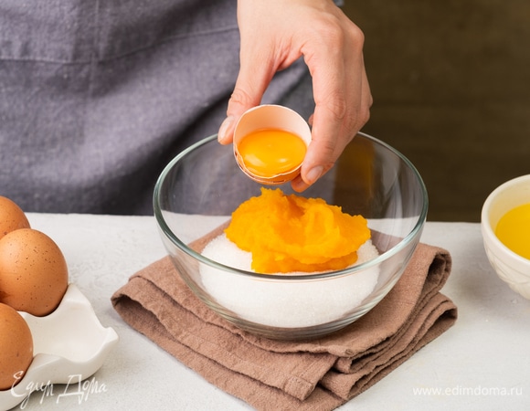 Смешайте тыквенное пюре с яичным желтком, сахаром. Размешайте массу до однородности.